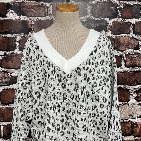 Vince Camuto Sweater Women’s X Large Grey White Leopard Print V-Neck Metallic - Picture 7 of 13